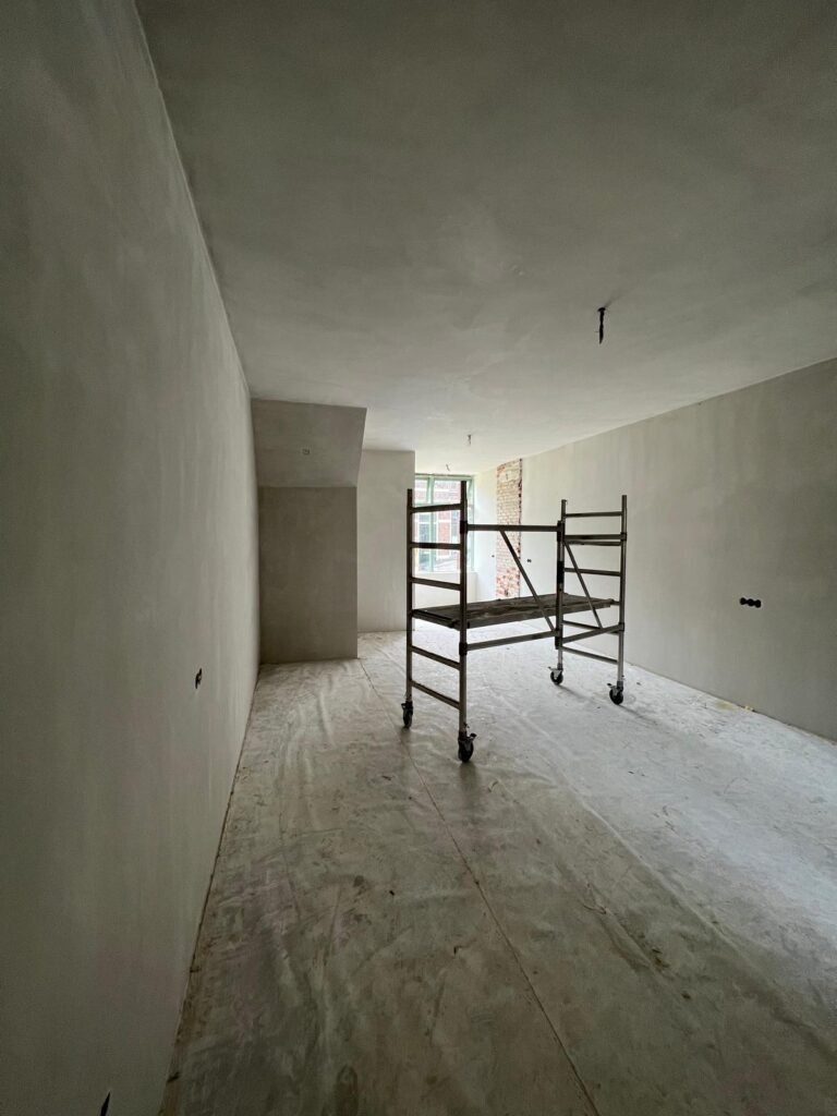 Stucwerk renovatie project in Amsterdam – strakke muren en plafonds