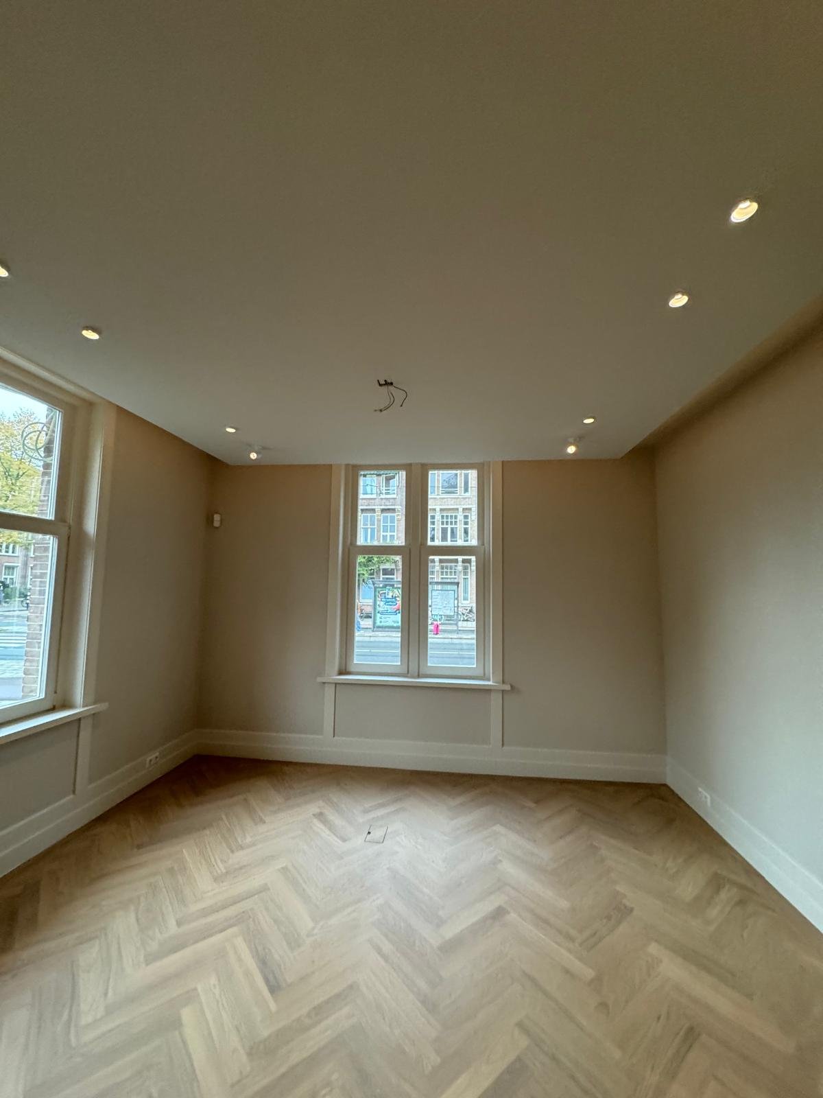 Afgeronde woonkamer met gladde wanden en plafond