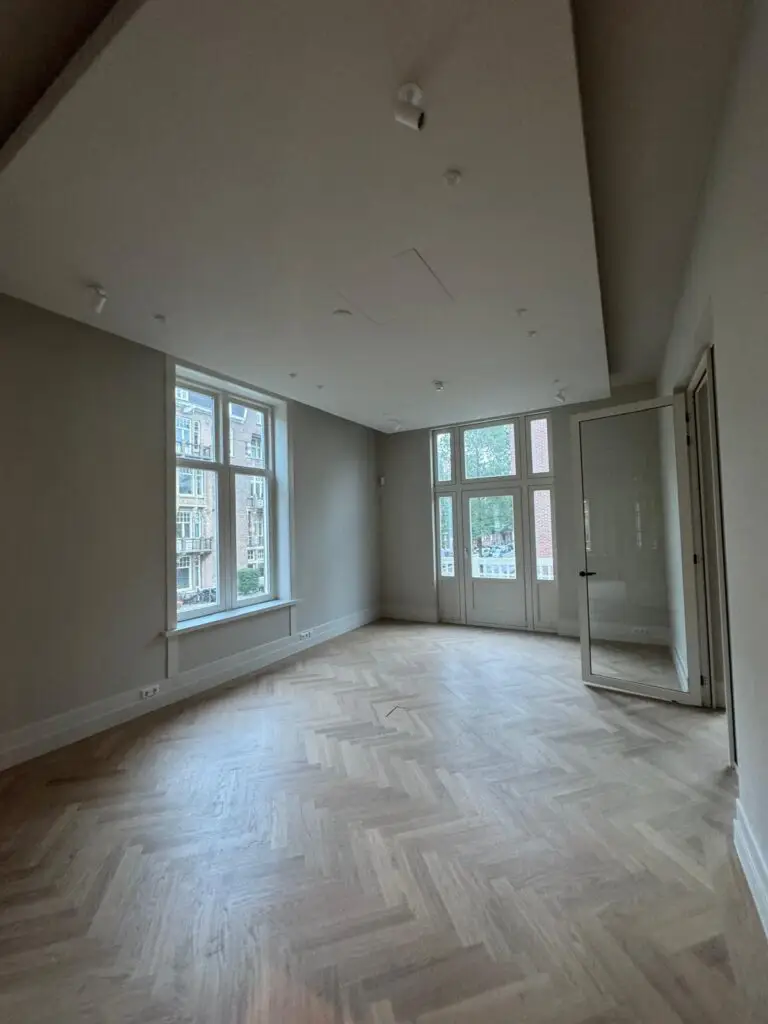 Glad stucwerk aan wanden en plafond