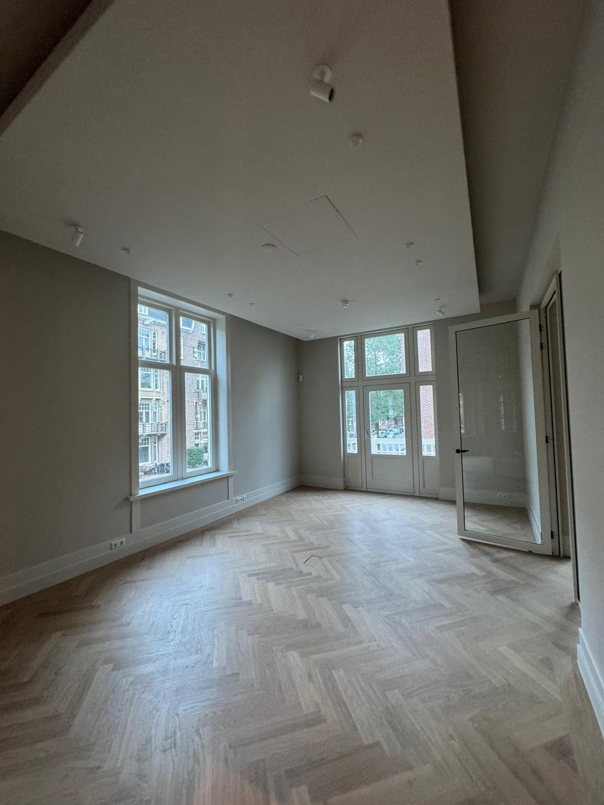 Glad stucwerk aan wanden en plafond door STUCCERS