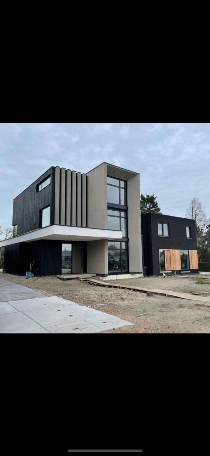 Moderne woning met contrasterende gevelafwerking