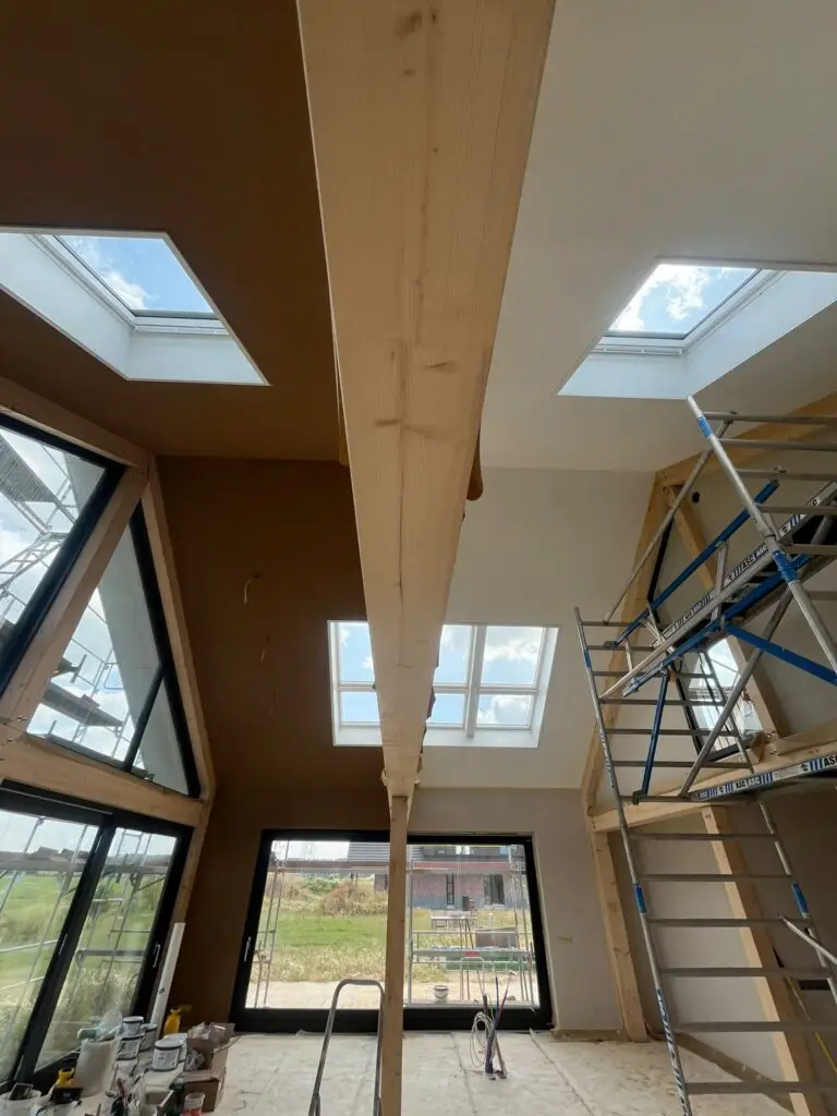 Nieuwbouw wanden en plafonds tijdens professioneel stucwerk – afbeelding bij gipsplaten stucen