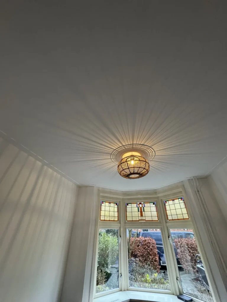 Glad gestuct plafond en wanden bij een erkerwoning