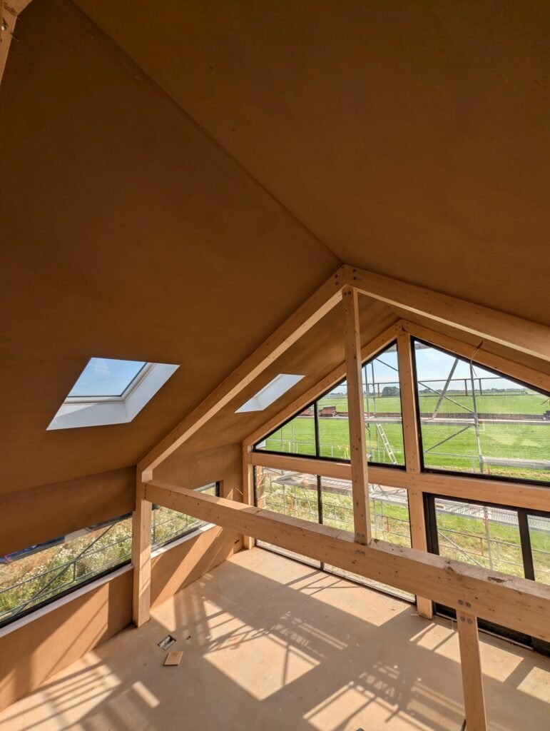 Leemstuc op wanden en plafond in een houten woning